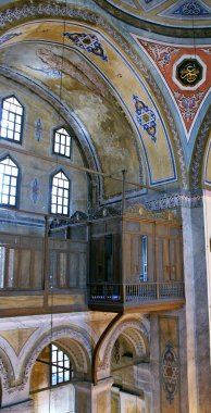 Türkiye 'nin İstanbul kentinde yer alan Gül Camii, ilk olarak 10. yüzyılda Bizanslılar tarafından St. Theodosya Kilisesi olarak inşa edildi. 15. yüzyılda Osmanlılar tarafından bir camiye dönüştürüldü..