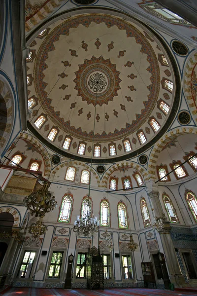トルコのビレルビアに位置するハミディ エヴェル モスクは1778年に建てられました — ストック写真