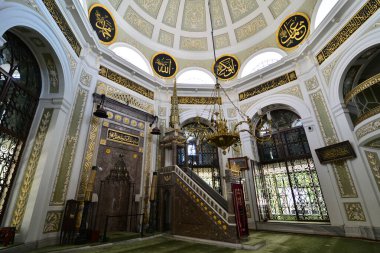 İstanbul, Türkiye 'de yer alan Hirka-i Serif Camii 1851 yılında inşa edilmiştir. Hz. Muhammed 'in hırkası burada bulunabilir..