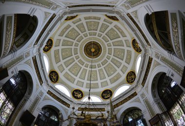 İstanbul, Türkiye 'de yer alan Hirka-i Serif Camii 1851 yılında inşa edilmiştir. Hz. Muhammed 'in hırkası burada bulunabilir..
