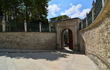 İstanbul, Türkiye 'de yer alan Hirka-i Serif Camii 1851 yılında inşa edilmiştir. Hz. Muhammed 'in hırkası burada bulunabilir..