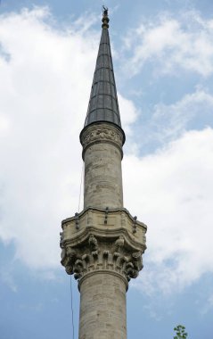 İstanbul, Türkiye 'de yer alan Hirka-i Serif Camii 1851 yılında inşa edilmiştir. Hz. Muhammed 'in hırkası burada bulunabilir..