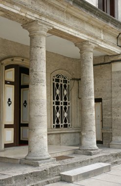 İstanbul, Türkiye 'de yer alan Hirka-i Serif Camii 1851 yılında inşa edilmiştir. Hz. Muhammed 'in hırkası burada bulunabilir..