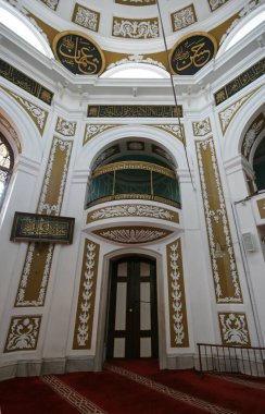 İstanbul, Türkiye 'de yer alan Hirka-i Serif Camii 1851 yılında inşa edilmiştir. Hz. Muhammed 'in hırkası burada bulunabilir..