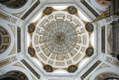 İstanbul, Türkiye 'de yer alan Hirka-i Serif Camii 1851 yılında inşa edilmiştir. Hz. Muhammed 'in hırkası burada bulunabilir..