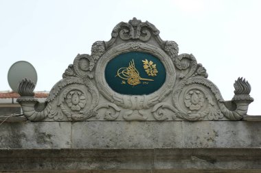 İstanbul, Türkiye 'de yer alan Hirka-i Serif Camii 1851 yılında inşa edilmiştir. Hz. Muhammed 'in hırkası burada bulunabilir..