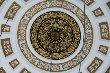 İstanbul, Türkiye 'de yer alan Hirka-i Serif Camii 1851 yılında inşa edilmiştir. Hz. Muhammed 'in hırkası burada bulunabilir..