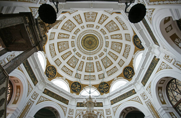 Мечеть Хирка-и-Сериф, расположенная в Стамбуле, была построена в 1851 году. Гц. Кардиган Мухаммеда можно найти здесь.