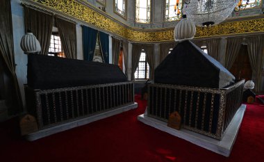İstanbul, Türkiye 'de bulunan I. Abdülhamit Mezarı ve Kompleksi 1777 yılında inşa edilmiştir. İçinde, Hz. Muhammed 'in ayak izleri.