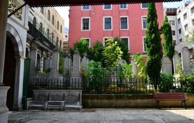 İstanbul, Türkiye 'de bulunan I. Abdülhamit Mezarı ve Kompleksi 1777 yılında inşa edilmiştir. İçinde, Hz. Muhammed 'in ayak izleri.