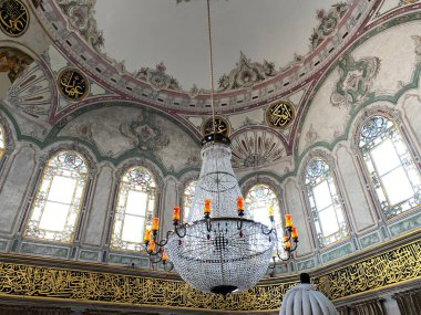 İstanbul, Türkiye 'de bulunan I. Abdülhamit Mezarı ve Kompleksi 1777 yılında inşa edilmiştir. İçinde, Hz. Muhammed 'in ayak izleri.