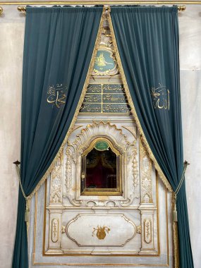 İstanbul, Türkiye 'de bulunan I. Abdülhamit Mezarı ve Kompleksi 1777 yılında inşa edilmiştir. İçinde, Hz. Muhammed 'in ayak izleri.