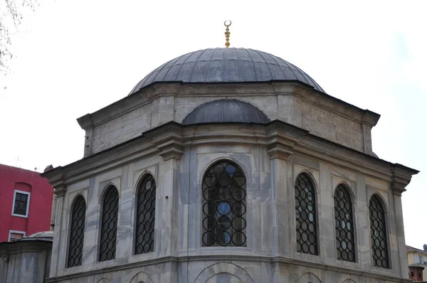 伊斯坦布尔土耳其 2021年8月29日 位于土耳其伊斯坦布尔的阿卜杜勒哈米特一世墓和建筑群始建于1777年 在里面 穆罕默德的脚印 — 图库照片
