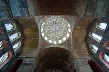Türkiye 'nin İstanbul kentinde yer alan Kalenderhane Camii Romalılar tarafından kilise olarak inşa edildi. 18. yüzyılda bir camiye dönüştürüldü. İçinde freskler var..