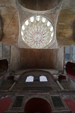 Türkiye 'nin İstanbul kentinde yer alan Kalenderhane Camii Romalılar tarafından kilise olarak inşa edildi. 18. yüzyılda bir camiye dönüştürüldü. İçinde freskler var..