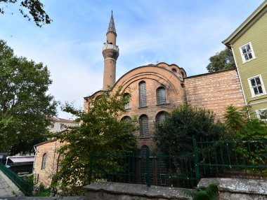 Türkiye 'nin İstanbul kentinde yer alan Kalenderhane Camii Romalılar tarafından kilise olarak inşa edildi. 18. yüzyılda bir camiye dönüştürüldü. İçinde freskler var..