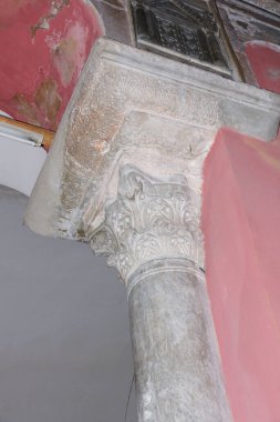 Türkiye 'nin İstanbul kentinde yer alan Kalenderhane Camii Romalılar tarafından kilise olarak inşa edildi. 18. yüzyılda bir camiye dönüştürüldü. İçinde freskler var..