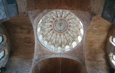 Türkiye 'nin İstanbul kentinde yer alan Kalenderhane Camii Romalılar tarafından kilise olarak inşa edildi. 18. yüzyılda bir camiye dönüştürüldü. İçinde freskler var..