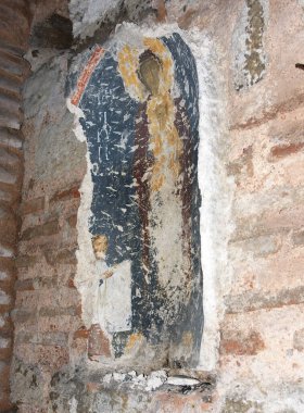 Türkiye 'nin İstanbul kentinde yer alan Kalenderhane Camii Romalılar tarafından kilise olarak inşa edildi. 18. yüzyılda bir camiye dönüştürüldü. İçinde freskler var..