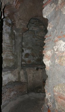 Türkiye 'nin İstanbul kentinde yer alan Kalenderhane Camii Romalılar tarafından kilise olarak inşa edildi. 18. yüzyılda bir camiye dönüştürüldü. İçinde freskler var..
