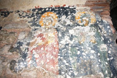 Türkiye 'nin İstanbul kentinde yer alan Kalenderhane Camii Romalılar tarafından kilise olarak inşa edildi. 18. yüzyılda bir camiye dönüştürüldü. İçinde freskler var..