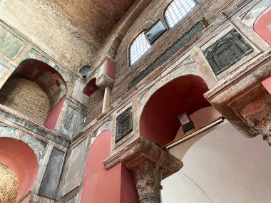 Türkiye 'nin İstanbul kentinde yer alan Kalenderhane Camii Romalılar tarafından kilise olarak inşa edildi. 18. yüzyılda bir camiye dönüştürüldü. İçinde freskler var..