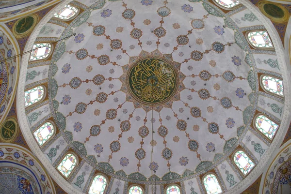 位于土耳其伊斯坦布尔的Kaptan Pasha清真寺建于1729年 — 图库照片
