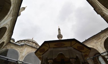 Laleli Camii, İstanbul 'un Fatih ilçesindeki Osmanlı döneminden kalma tarihi bir ibadethane. 1760-1763 yılları arasında.