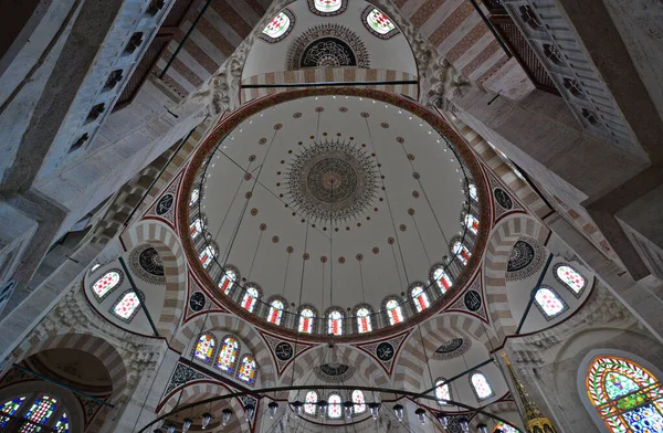 İstanbul, Türkiye 'de yer alan Mesih Ali Paşa Camii 16. yüzyılda Mimar Sinan tarafından inşa edilmiştir..