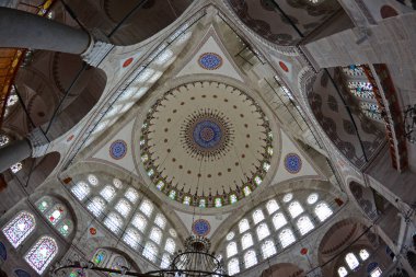 Türkiye 'nin Edirnekapi ilçesinde yer alan Mihrimah Sultan Camii ve Kompleksi 16. yüzyılda Mimar Sinan tarafından inşa edilmiştir..