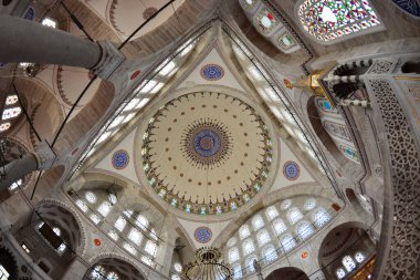Türkiye 'nin Edirnekapi ilçesinde yer alan Mihrimah Sultan Camii ve Kompleksi 16. yüzyılda Mimar Sinan tarafından inşa edilmiştir..