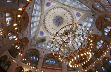 Türkiye 'nin Edirnekapi ilçesinde yer alan Mihrimah Sultan Camii ve Kompleksi 16. yüzyılda Mimar Sinan tarafından inşa edilmiştir..