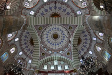 Türkiye 'nin Uskudar ilçesinde yer alan Mihrimah Sultan Camii ve Kompleksi 16. yüzyılda Mimar Sinan tarafından inşa edilmiştir..