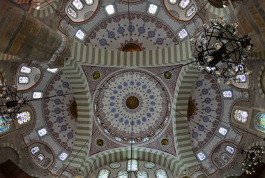 Türkiye 'nin Uskudar ilçesinde yer alan Mihrimah Sultan Camii ve Kompleksi 16. yüzyılda Mimar Sinan tarafından inşa edilmiştir..