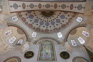 Türkiye 'nin Uskudar ilçesinde yer alan Mihrimah Sultan Camii ve Kompleksi 16. yüzyılda Mimar Sinan tarafından inşa edilmiştir..