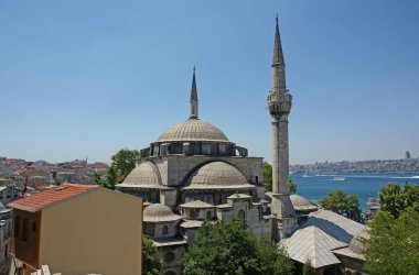 Türkiye 'nin Uskudar ilçesinde yer alan Mihrimah Sultan Camii ve Kompleksi 16. yüzyılda Mimar Sinan tarafından inşa edilmiştir..