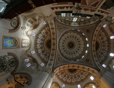 Türkiye 'nin Uskudar ilçesinde yer alan Mihrimah Sultan Camii ve Kompleksi 16. yüzyılda Mimar Sinan tarafından inşa edilmiştir..