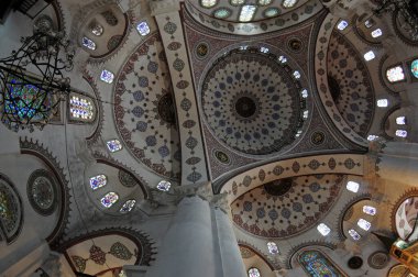 Türkiye 'nin Uskudar ilçesinde yer alan Mihrimah Sultan Camii ve Kompleksi 16. yüzyılda Mimar Sinan tarafından inşa edilmiştir..