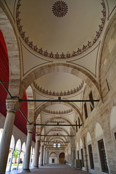 Türkiye 'nin Edirnekapi ilçesinde yer alan Mihrimah Sultan Camii ve Kompleksi 16. yüzyılda Mimar Sinan tarafından inşa edilmiştir..