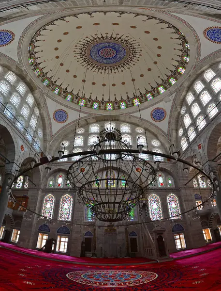 Türkiye 'nin Edirnekapi ilçesinde yer alan Mihrimah Sultan Camii ve Kompleksi 16. yüzyılda Mimar Sinan tarafından inşa edilmiştir..
