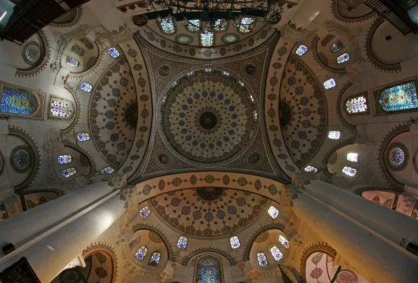 Türkiye 'nin Uskudar ilçesinde yer alan Mihrimah Sultan Camii ve Kompleksi 16. yüzyılda Mimar Sinan tarafından inşa edilmiştir..