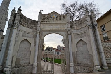 İstanbul, Türkiye 'de yer alan Pertevniyal Valide Sultan Camii 1871 yılında inşa edildi..