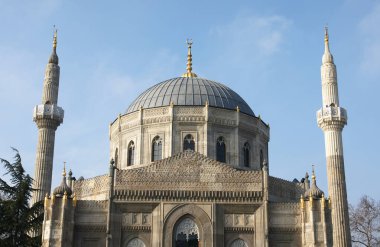 İstanbul, Türkiye 'de yer alan Pertevniyal Valide Sultan Camii 1871 yılında inşa edildi..