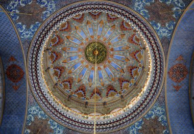 İstanbul, Türkiye 'de yer alan Pertevniyal Valide Sultan Camii 1871 yılında inşa edildi..