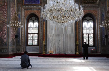 İstanbul, Türkiye 'de yer alan Pertevniyal Valide Sultan Camii 1871 yılında inşa edildi..