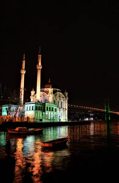 Τζαμί Ορτάκου Που Βρίσκεται Στην Κωνσταντινούπολη Της Τουρκίας Χτίστηκε 1854 — Φωτογραφία Αρχείου