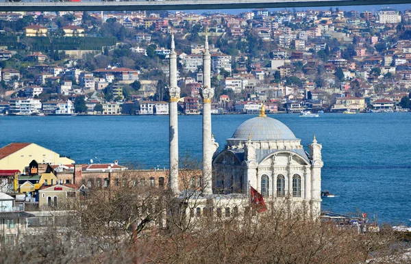 位于土耳其伊斯坦布尔的Ortakoy清真寺建于1854年 — 图库照片