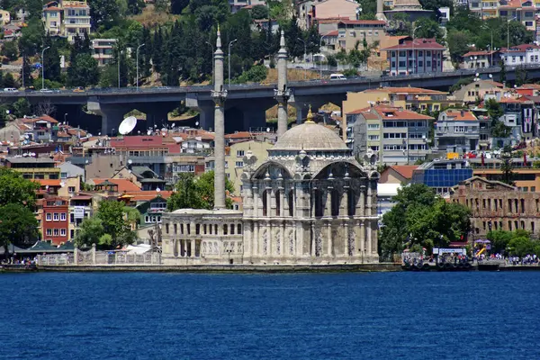 位于土耳其伊斯坦布尔的Ortakoy清真寺建于1854年 — 图库照片