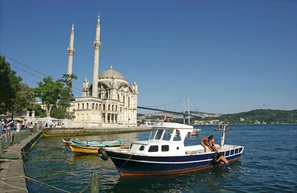 Мечеть Ортакой Расположенная Стамбуле Турция Построена 1854 Году — стоковое фото