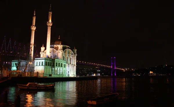 トルコのイスタンブールにあるOrtakoy Mosqueは1854年に建てられました — ストック写真
